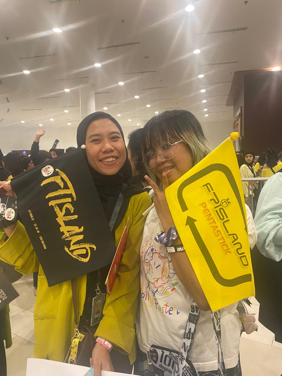 windaafrina's tweet photo. bisa bisanya foto sama orang yang namain nomer gue di hapenya as HSJ winda tapi ketemunya di konser FTISLAND 😂
@kiyo2117_ https://t.co/Rq7HHJhmCn