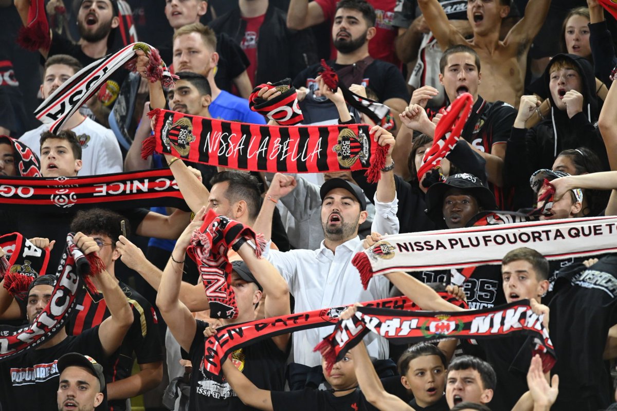lnstantFoot's tweet photo. 🚨 Des supporters de l'OGC Nice ont été violemment attaqués par des supporters lensois à quelques minutes du coup d'envoi de Lens - Nice. 🤮

Une trentaine de supporters lensois ont brisé des vitres et gravement saccagé plusieurs voitures alors que les Niçois arrivaient sur le parking qui leur était réservé. 😩

Les agresseurs ont été dispersés par les forces de l'ordre présentes sur place. Aucune victime ni blessé n'est à déplorer.

(@Nice_Matin)