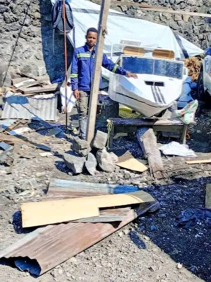 Eliakim_Art's tweet photo. #GomaRdc
Après avoir fabriqué son 1er bateau qui a connu un grd succès,victoire Chituli Daniel, un jeune diplômé en électricité vient de finir son autre projet. Un petit bateau à moteur thermique avec un système solitaire.
@leParrainRDC @AndyBemba @AlainMake20 @kakese_leon https://t.co/uHquqghVKW