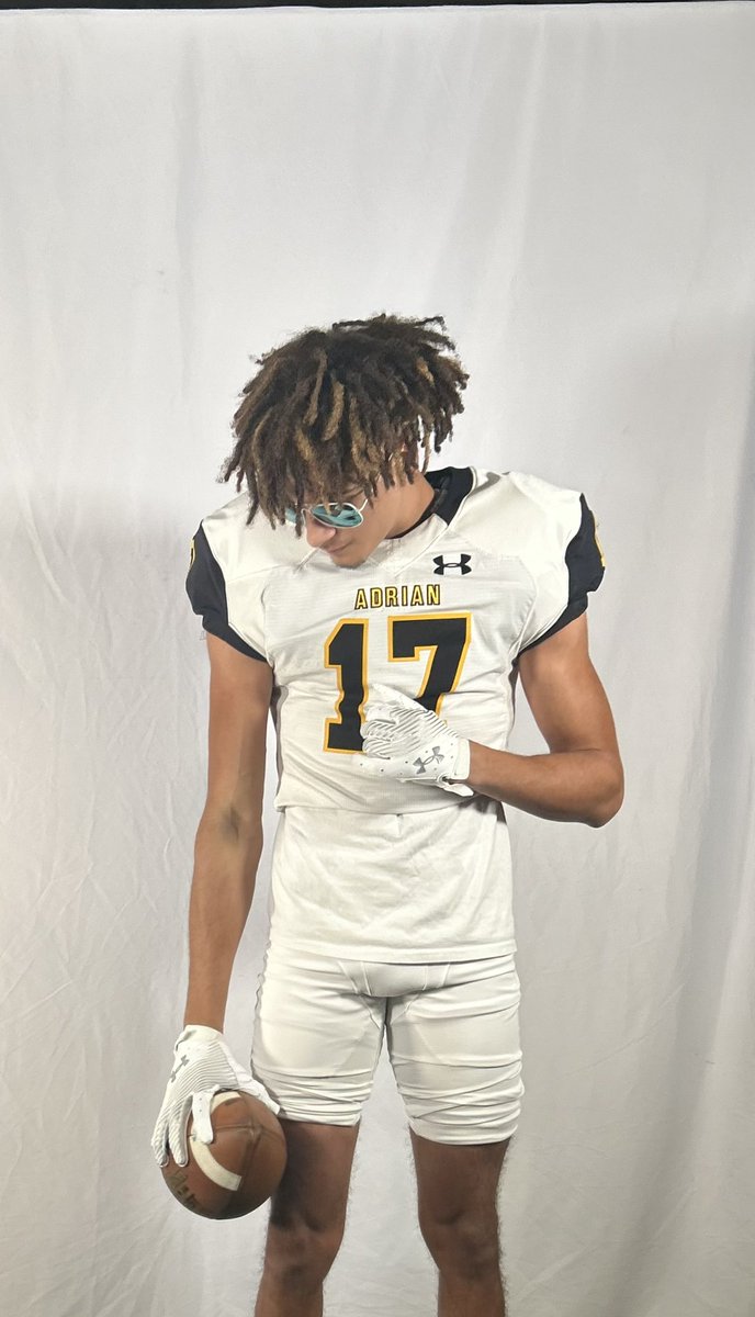 sully_check2's tweet photo. After a great visit with Adrian i’m proud &amp; BLESSED to say i’ve received an offer from Adrian🖤💛@CoachLeek0404 @AdrianCollegeFB @LamphereRamsFB https://t.co/1BIj13uvWz