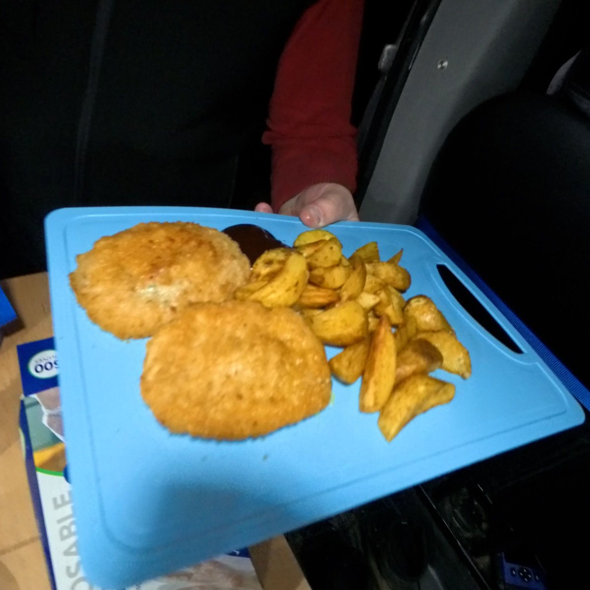 Who'd of thought a cold parking spot would be so comfortable and cosy 😁
.
#vanlife #wildcamping #offgrid #renaulttrafic #camper #campervan #campinglife #camping #van #roadtrip #tinycamper #stealthcamping #food #cooking #campingfood #peakdistrict #mamtor