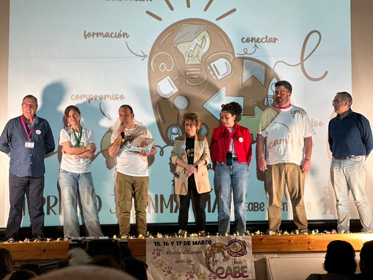 AntonioTornero2's tweet photo. En nombre de mi querido @ceipsantotomas no puedo estar más agradecido por este reconocimiento en homenaje a Juanma. Nos da muuucha fuerza para seguir luchando como lo hizo él. Gracias @EABEJaen !! https://t.co/V1zBdw94f2