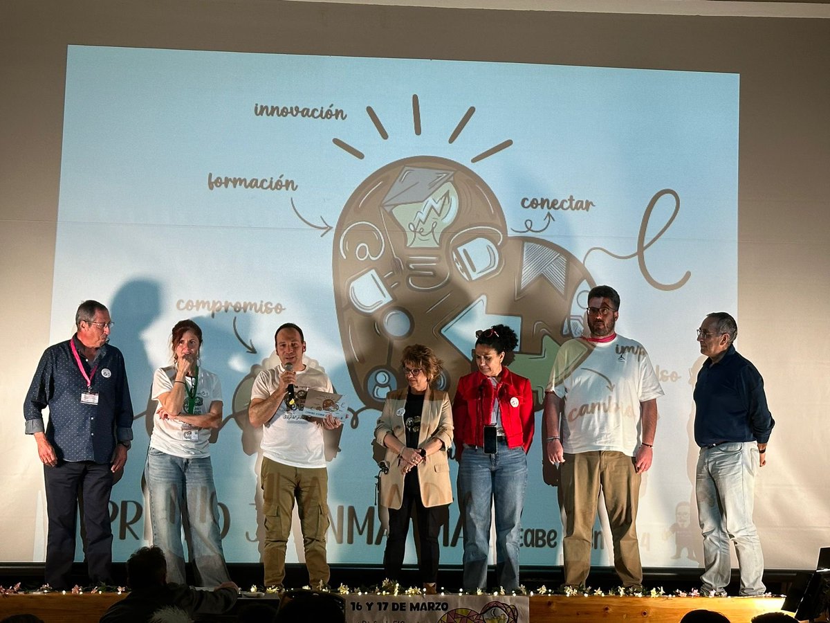 AntonioTornero2's tweet photo. En nombre de mi querido @ceipsantotomas no puedo estar más agradecido por este reconocimiento en homenaje a Juanma. Nos da muuucha fuerza para seguir luchando como lo hizo él. Gracias @EABEJaen !! https://t.co/V1zBdw94f2