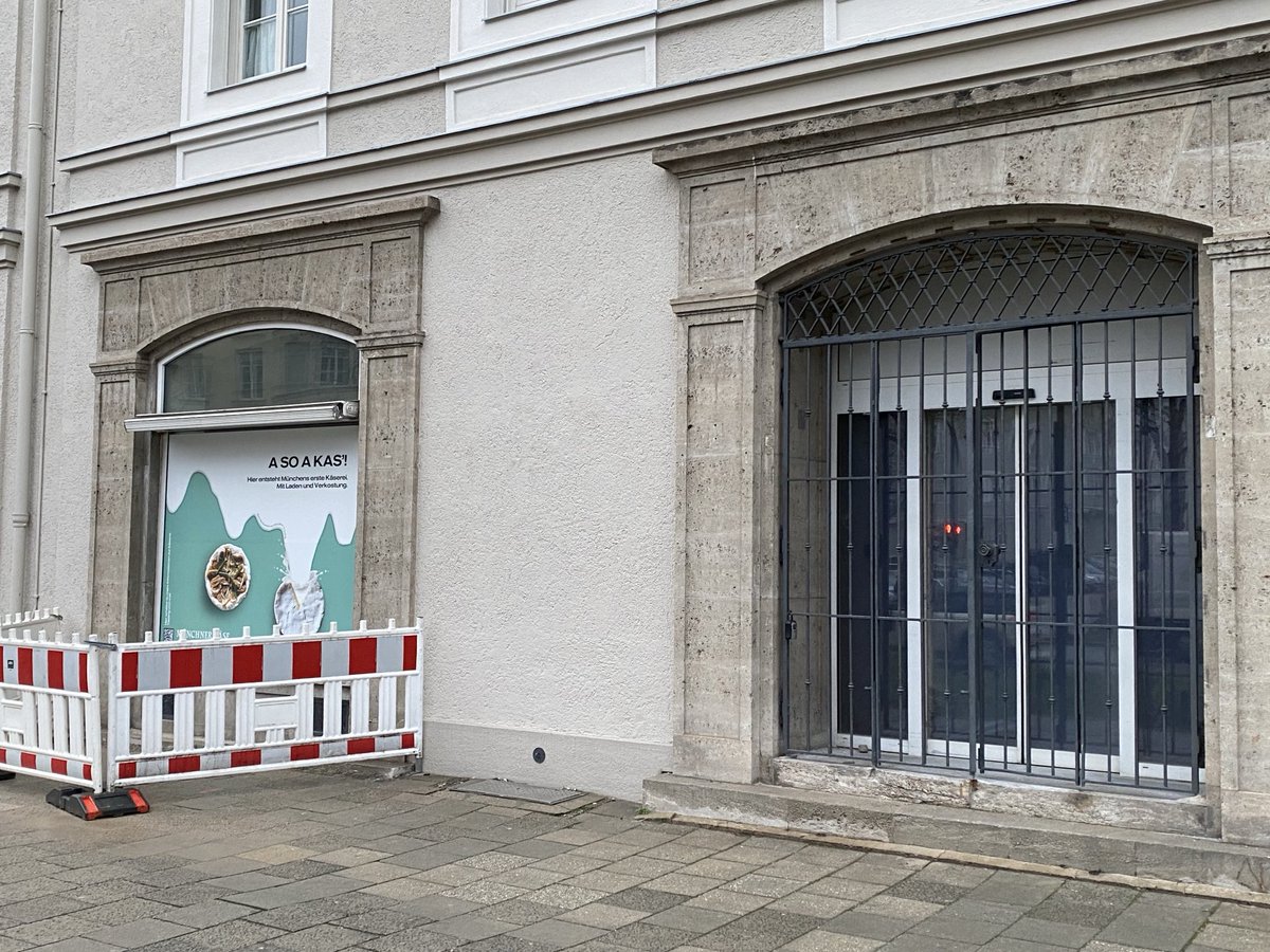 Im April bekommt München eine neue Sehenswürdigkeit: die erste und einzige Käserei, Prinzregentenstr. 105, 5 Min vom „Käfer“. Wir Sieber Advisors waren diese Woche zu einer „pre-show“ Käse- und Weinprobe geladen - ausgezeichnet. Munich: Get ready for first class cheese.