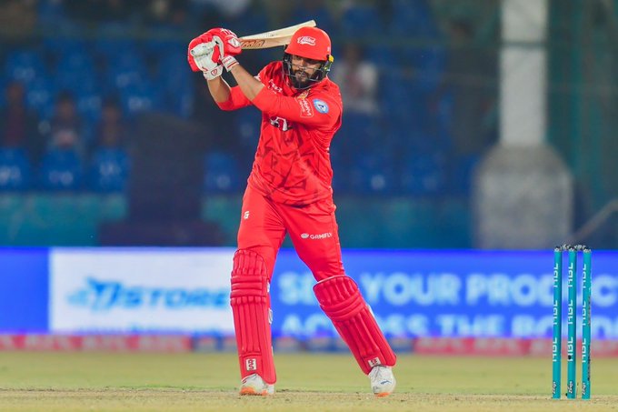 That is one HIGH-CLASS knock  from Imad Wasim 👏  📹 Credits: Twitter/thePSLt20