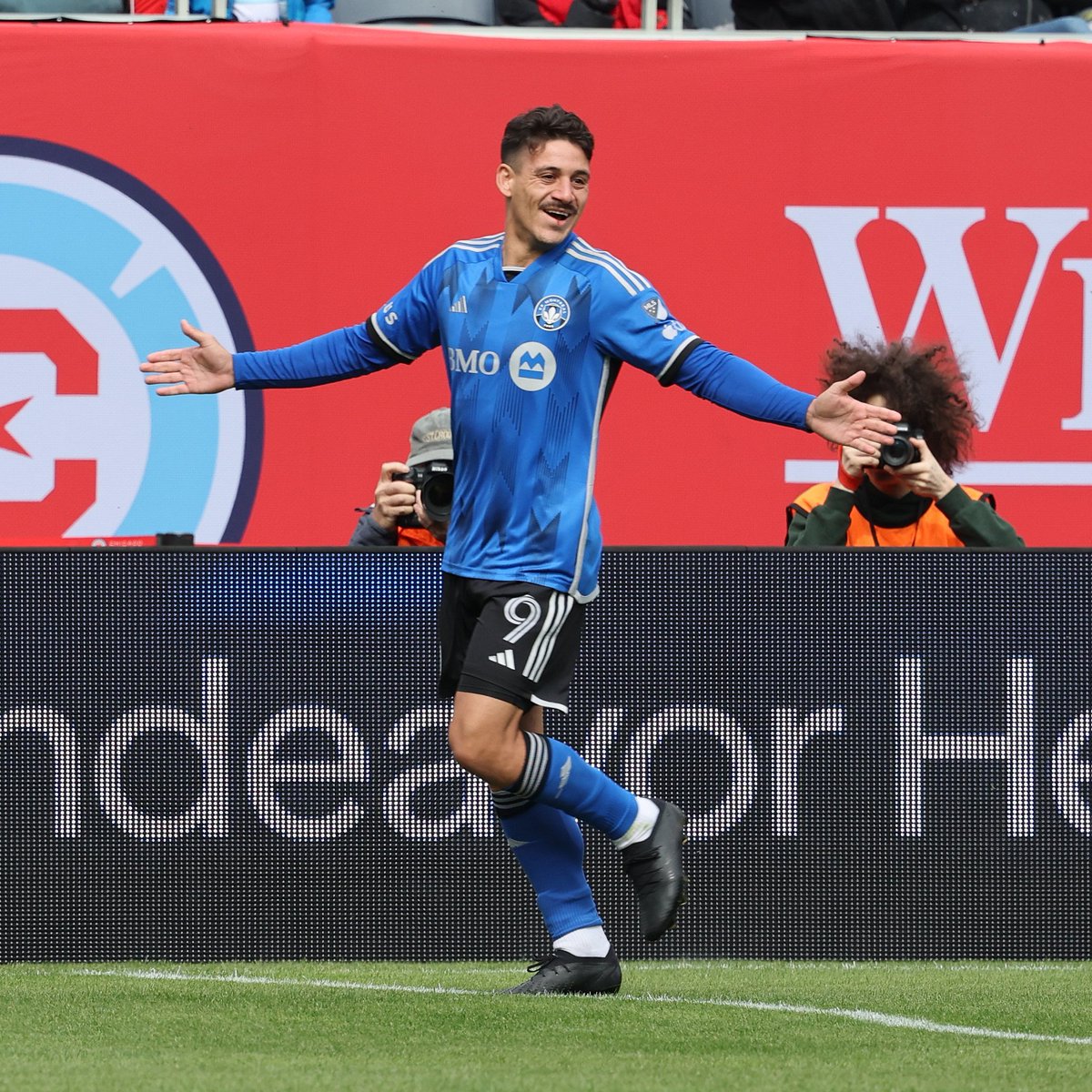 Un homme, une moustache, 3 buts. 
#CFMTL