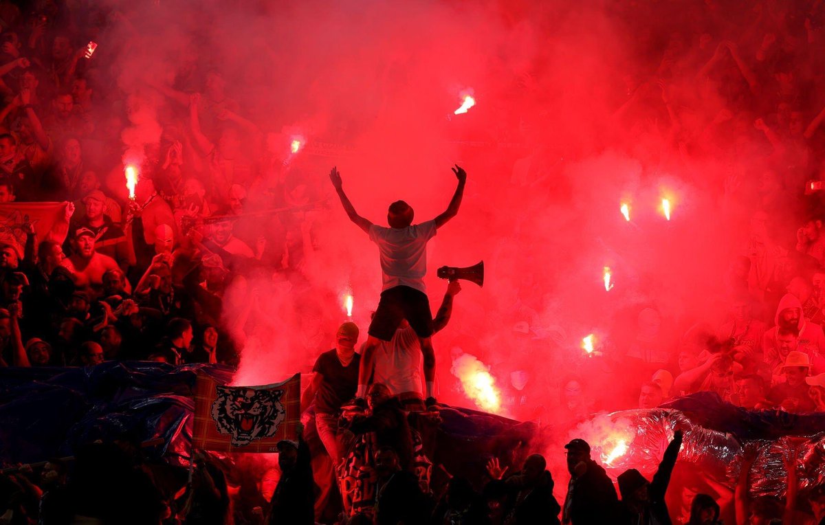 ActuL1_'s tweet photo. 🚨💣 BREAKING ! Une TRENTAINE de supporters lensois ont attaqué les véhicules de supporters niçois à Bollaert ! 🤯

Certaines vitres auraient été brisées.

(@Nice_Matin) https://t.co/jq8SUXpHgK