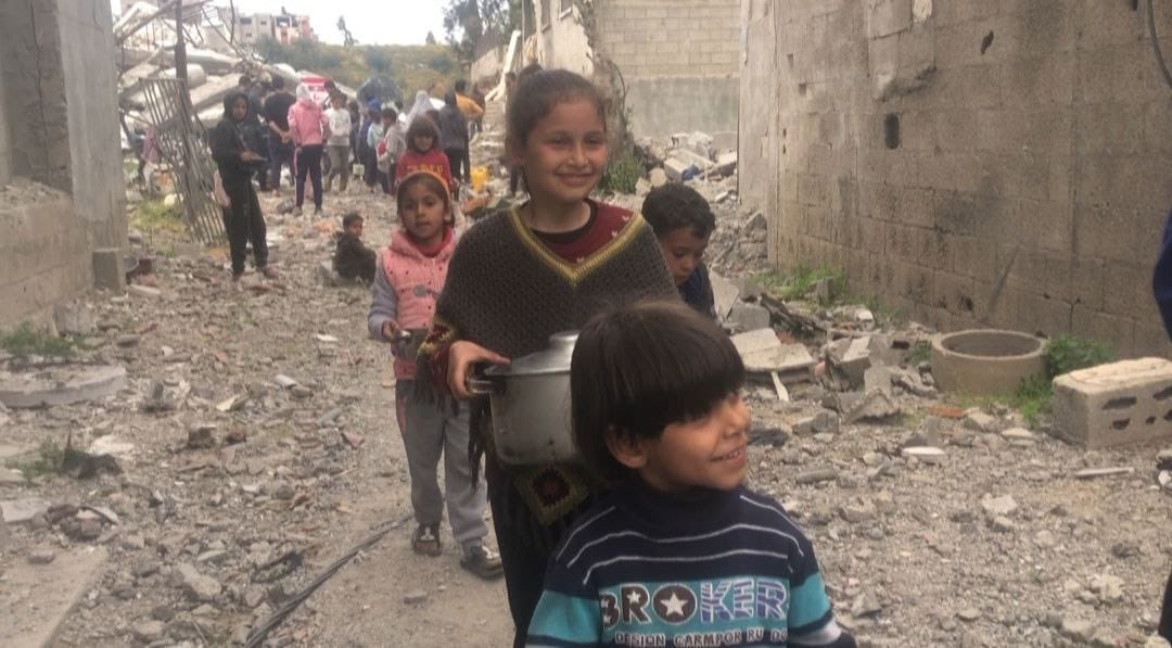 Ramazan ayındayız. Neden güzel haberler paylaşamıyoruz? Dünya bir katilin ve onun yancılarının dümeniyle hareket ediyor. Ajitasyon, duygu diyor bazıları ama… Şu fotoğraf yarını belli olmayan çocukların yemek sırası mutluluğu. Allah bizi affetsin. Yeter…
#HandsOffRafah