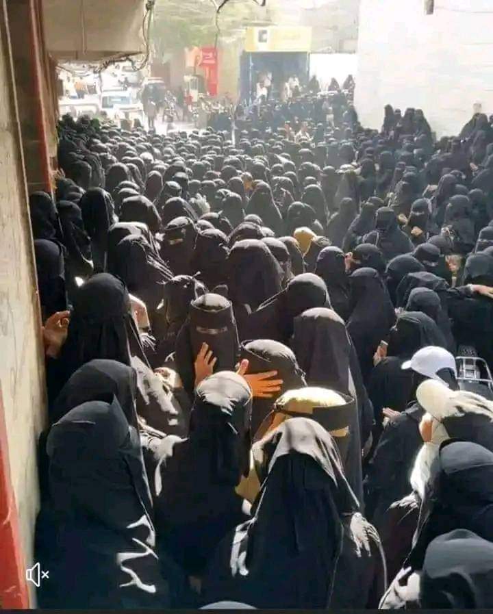 حكومة العار هل من أحد ينفي ان هذا في صنعاء نحن لا نقل جوعا وتشردا عن اخواننا في غزة 
حسبنا الله ونعم الوكيل
