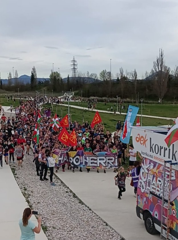 SortuBerriozar's tweet photo. Herri bizi bat gara. Ezinezkoa zirudien hori posible egiten duen herria, euskaratik eta euskaraz izango den herri bat. Euskarak independentzia behar du. 

Euskal Errepublika feminista, sozialista eta euskalduna dugu ortzimuga. 

#Korrika #HarroHerri #INDarra
@sortuEH https://t.co/LozBIPp7fy