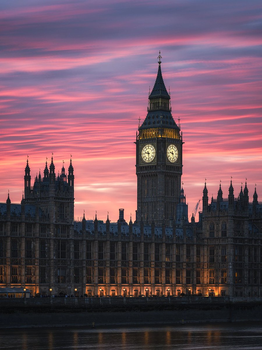 aRazzz_'s tweet photo. London's evening sunset is very beautiful📷 https://t.co/mxSpMJ8N3d