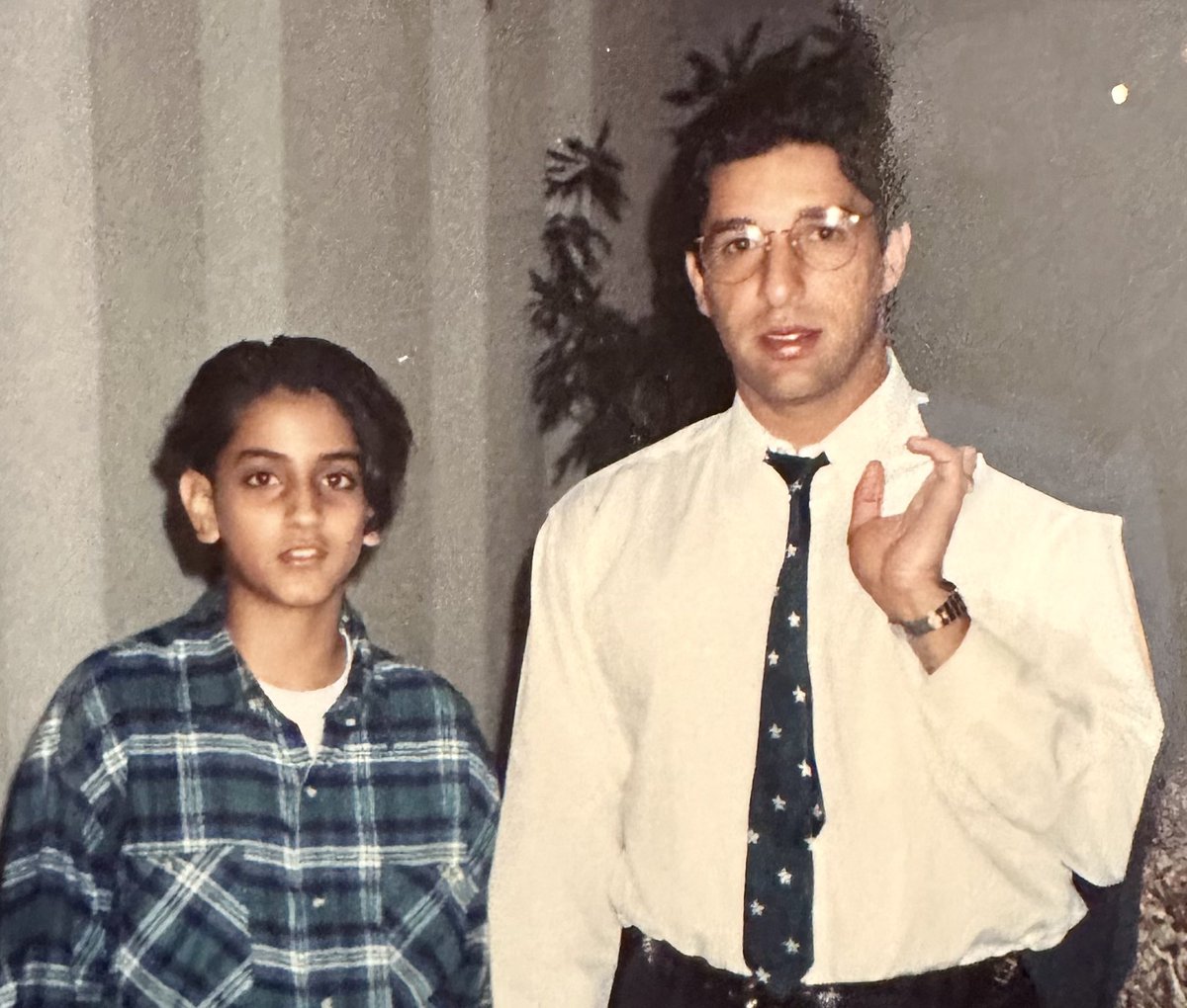 Zarrar2's tweet photo. #askthepavillion @falamb3 please ask @wasimakramlive when will he take responsibility for inspiring this ridiculous hairstyle in the 90s. Because of him we looked like 🍄 . He must apologize to an entire generation. Jo larkiya phasni hoti woh bhi miss ho gayee. (Circa 1994 below) https://t.co/IBtp8ptIo0