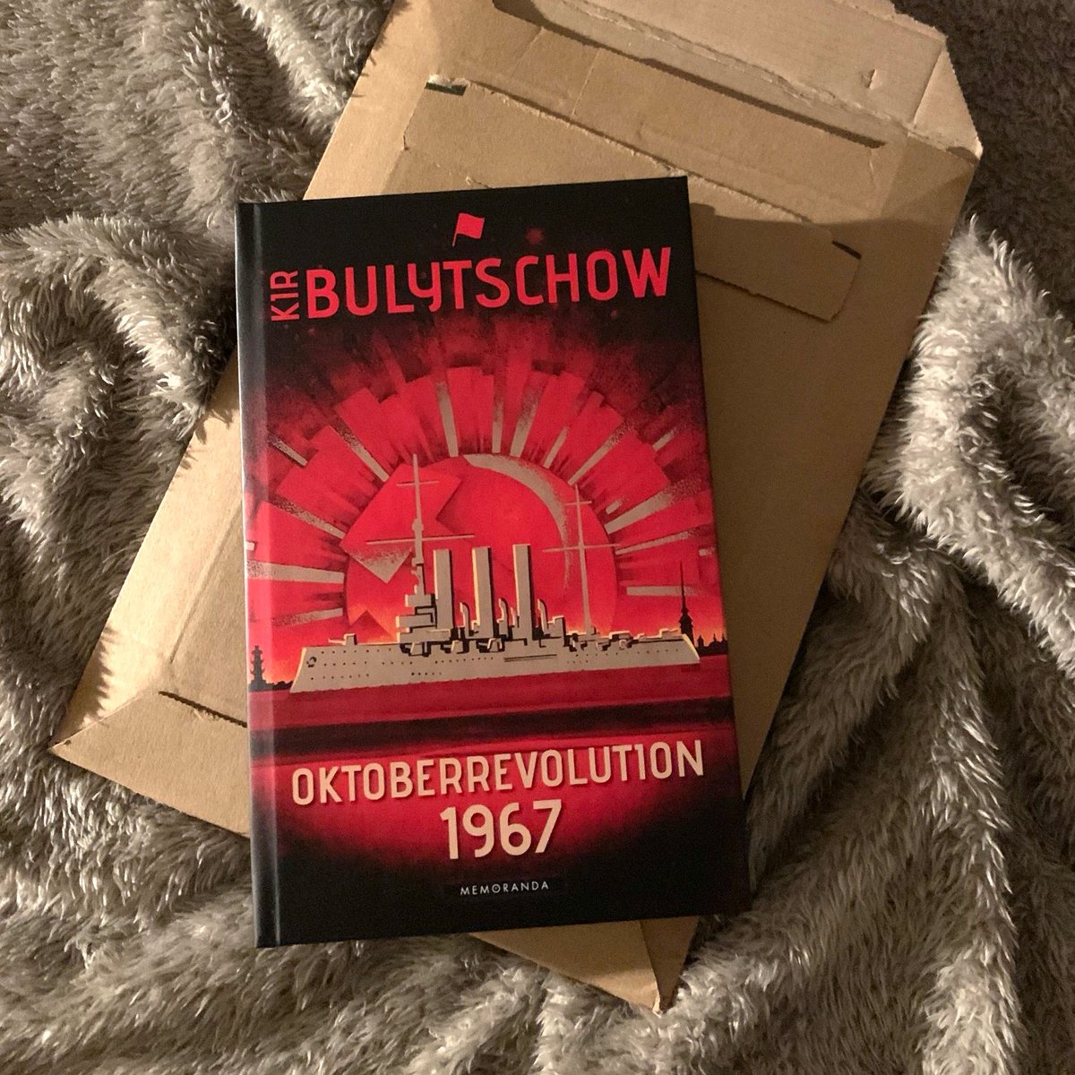 emijulischa's tweet photo. Mein Beitrag zum #Indiebookday
Kir Bulytschow 🇷🇺 (1934–2003)
»Oktoberrevolution 1967«
Memoranda Verlag
Deu. Erstausgabe 03/2024
Neun Sci-Fi- & Phantastikerzählungen des russischen Autors in deu. Erstveröffentlichung. https://t.co/oPkdPH7J0k
