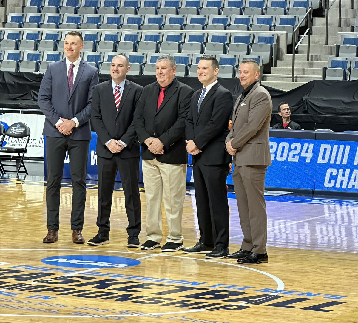 BQuillmanQcast's tweet photo. A St. Louis-based crew has the natty.

#d3hoops https://t.co/zTZhprgtbt