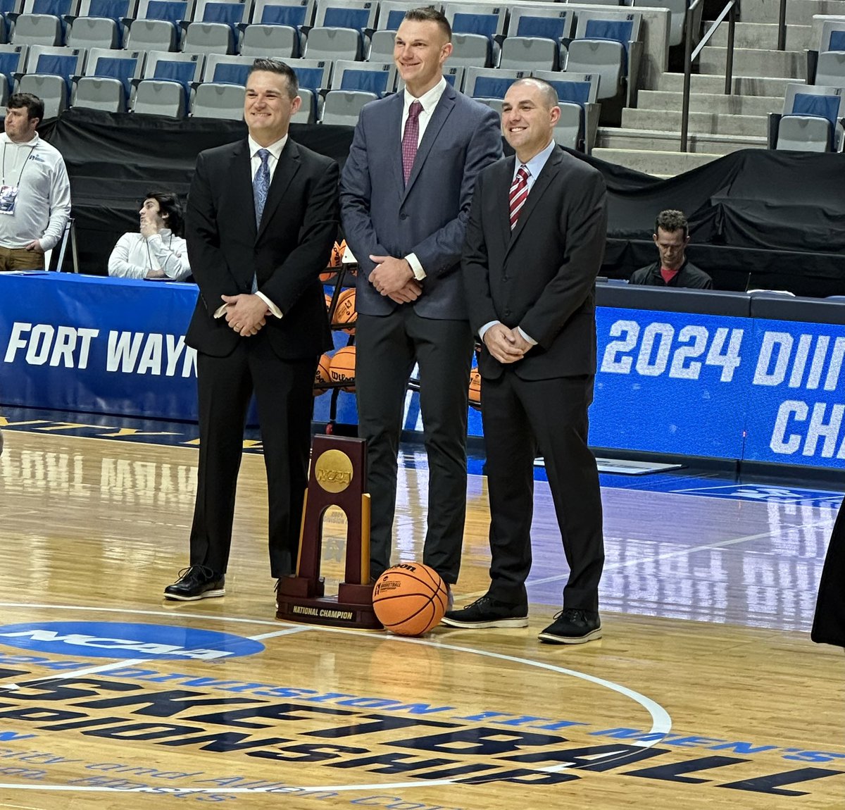 BQuillmanQcast's tweet photo. A St. Louis-based crew has the natty.

#d3hoops https://t.co/zTZhprgtbt