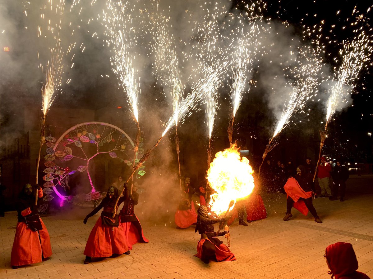 SocialistesInca's tweet photo. 🔥Assistim a l’espectacle DonaFoc, a càrrec de Bruixes de Mallorca, que enguany celebra la seva segona edició a la plaça Mallorca i en el marc del programa d’activitats del #8M. #IncaSomTotes https://t.co/SRhStq6l6k