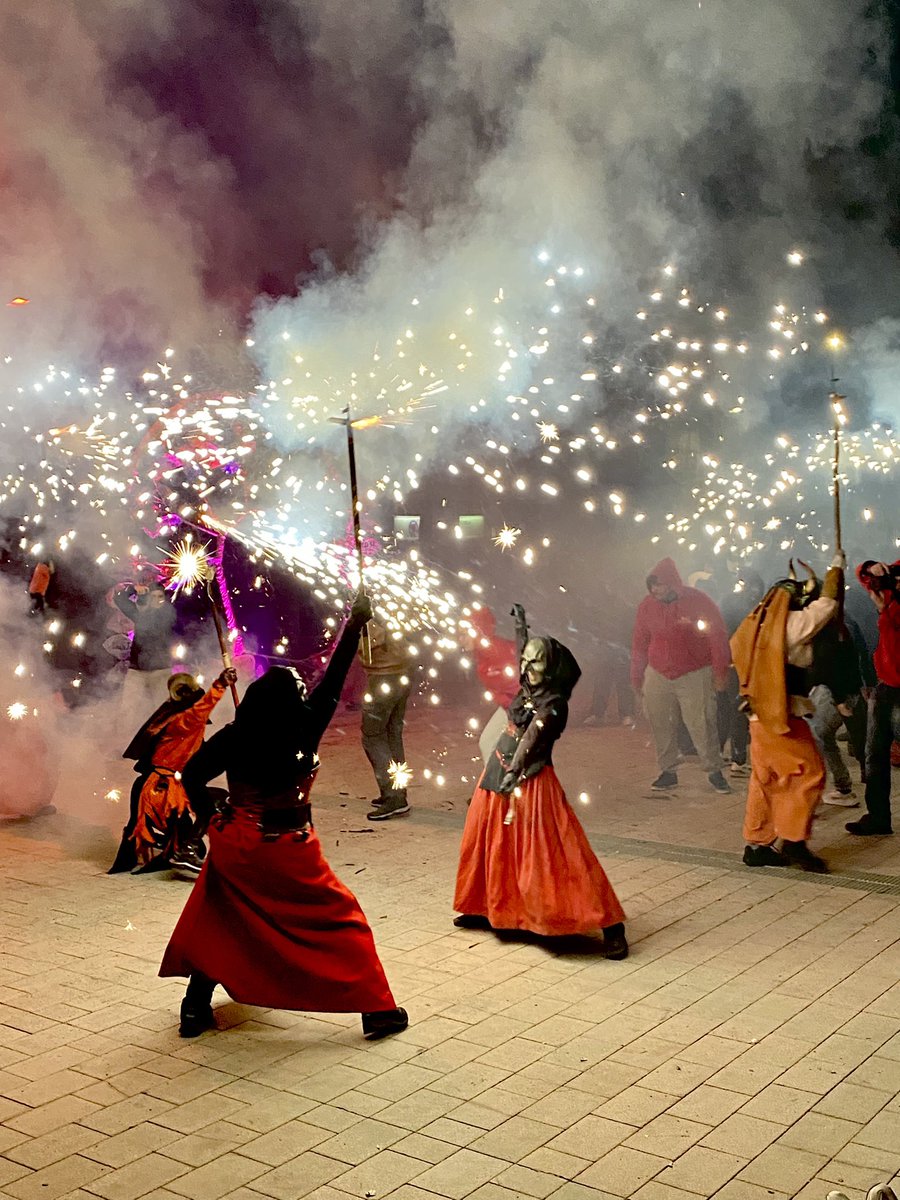 SocialistesInca's tweet photo. 🔥Assistim a l’espectacle DonaFoc, a càrrec de Bruixes de Mallorca, que enguany celebra la seva segona edició a la plaça Mallorca i en el marc del programa d’activitats del #8M. #IncaSomTotes https://t.co/SRhStq6l6k