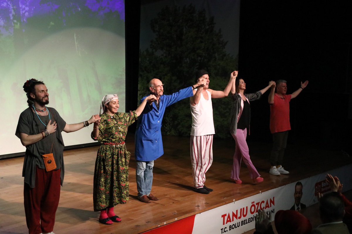 🎭🎬 Tiyatro tutkunlarının sabırsızlıkla beklediği 2. Tiyatro Festivali “Piknik Sepeti” adlı oyunla başladı Salonu tıklım tıklım dolduran tüm tiyatroseverlere sonsuz teşekkürler🤩