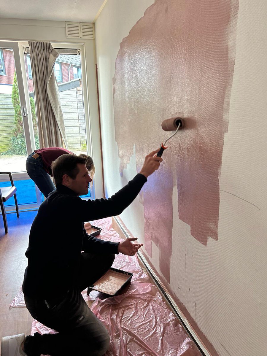 Samen de huiskamer opknappen door een nieuw kleurtje op de muur én een high tea verzorgen.

Een geslaagde middag met het college van <a href="/PijnackerNootdp/">Pijnacker-Nootdorp</a> tijdens <a href="/NLDOET/">NLdoet</a> bij <a href="/ipsedebruggen/">Ipse de Bruggen</a> in Nootdorp