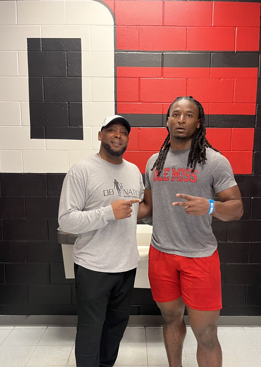 You never know who you’ll see at Driven Elite - Gulfport. Ole Miss Linebacker @Ray22football in the building! You’re always welcome. @Donald_Driver80 @driven_elite @bryant_lavender @Smacm228