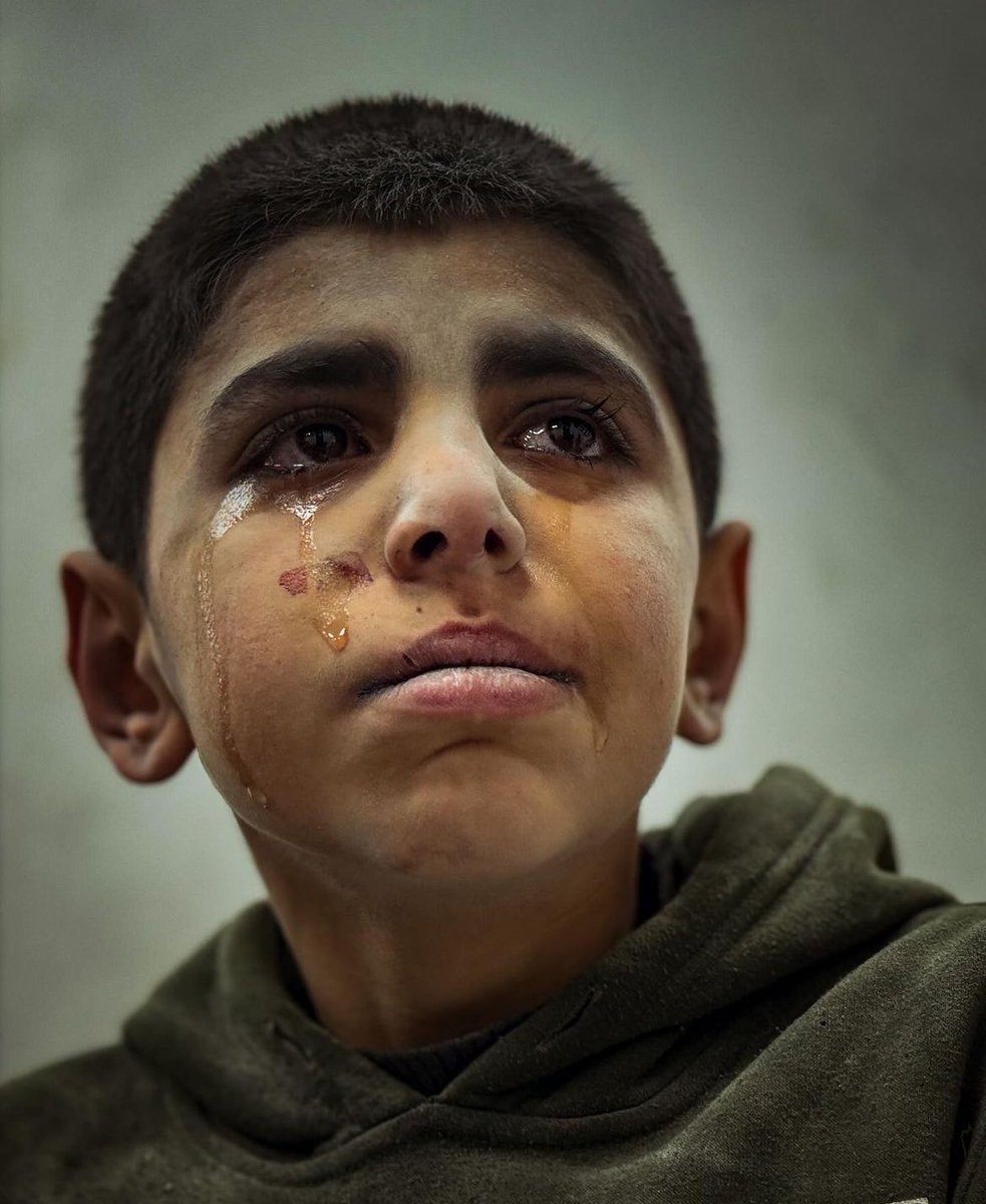 filistinsiyatif's tweet photo. Güvenli denilen Refah’a göç etmek zorunda bırakılan milyonlarca Gazzeli kardeşimizin sesi olalım. 

Hiçbir çocuk acaba tanklar ailemi öldürmeye gelecek mi diye düşünmemeli!

Elinizi Refah’tan çekin.

#HandsOffRafah https://t.co/TE89gs2BcF