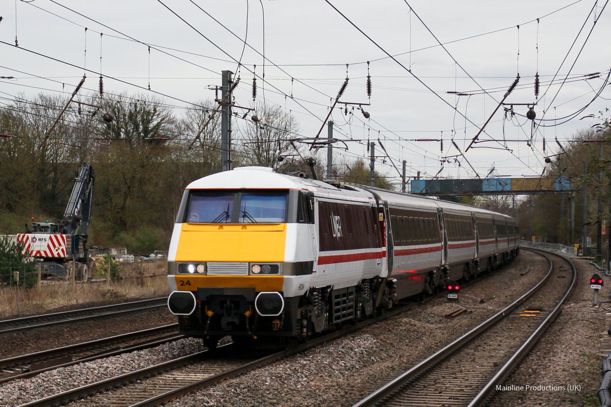 The Grand Return for Number 24

91124 + NL12 (82212) passes through Hitchin

Due to Oil and Traction Motor issues needing repair/replacement 91124 hadn't run a passenger service for 399 days having run last on the 11/02/23. Welcome back 91124.

(16/03/24) <a href="/225groupuk/">225 Group</a> <a href="/LNER/">London North Eastern Railway</a>