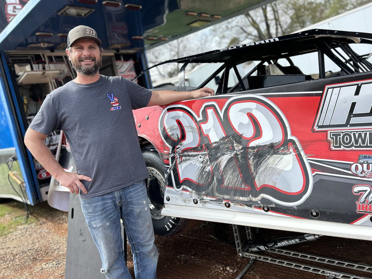 HuntTheFrontSDS's tweet photo. The 𝗖𝗛𝗔𝗠𝗣 is here ‼️

The reigning @HuntTheFrontSDS champion Josh Putnam is back on tour to defend his title in 2024 — the driver of out Florence, Ala. is looking to start off on the right foot with a $15,000 payday in tonight’s #BamaBash. https://t.co/pEZHjTc1cE