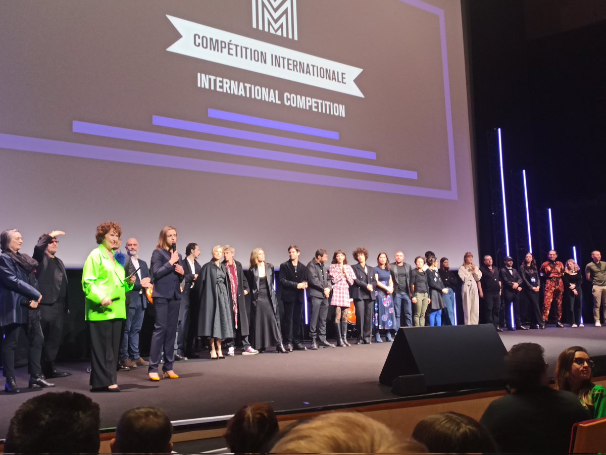 Geste assez classe de la production qui invite sur scène l'intégralité de l'équipe technique de #DansLOmbre qui a fait le voyage jusqu'à Lille ce soir pour #SeriesMania