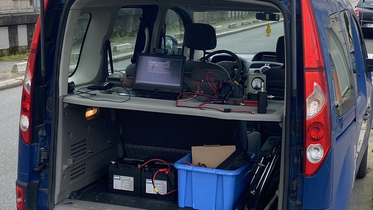 LE_F4GXS's tweet photo. Voila comment je suis installé dans le coffre de la voiture, un petit peu serré mais ça le fait. 👍
#HamRadio #AmateurRadio #RadioAmateur #DATV #Test #70cmBand #Nantes #Adrasec44 #LoireAtlantique https://t.co/vJVjzAf378