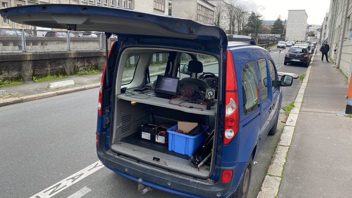 LE_F4GXS's tweet photo. Voila comment je suis installé dans le coffre de la voiture, un petit peu serré mais ça le fait. 👍
#HamRadio #AmateurRadio #RadioAmateur #DATV #Test #70cmBand #Nantes #Adrasec44 #LoireAtlantique https://t.co/vJVjzAf378