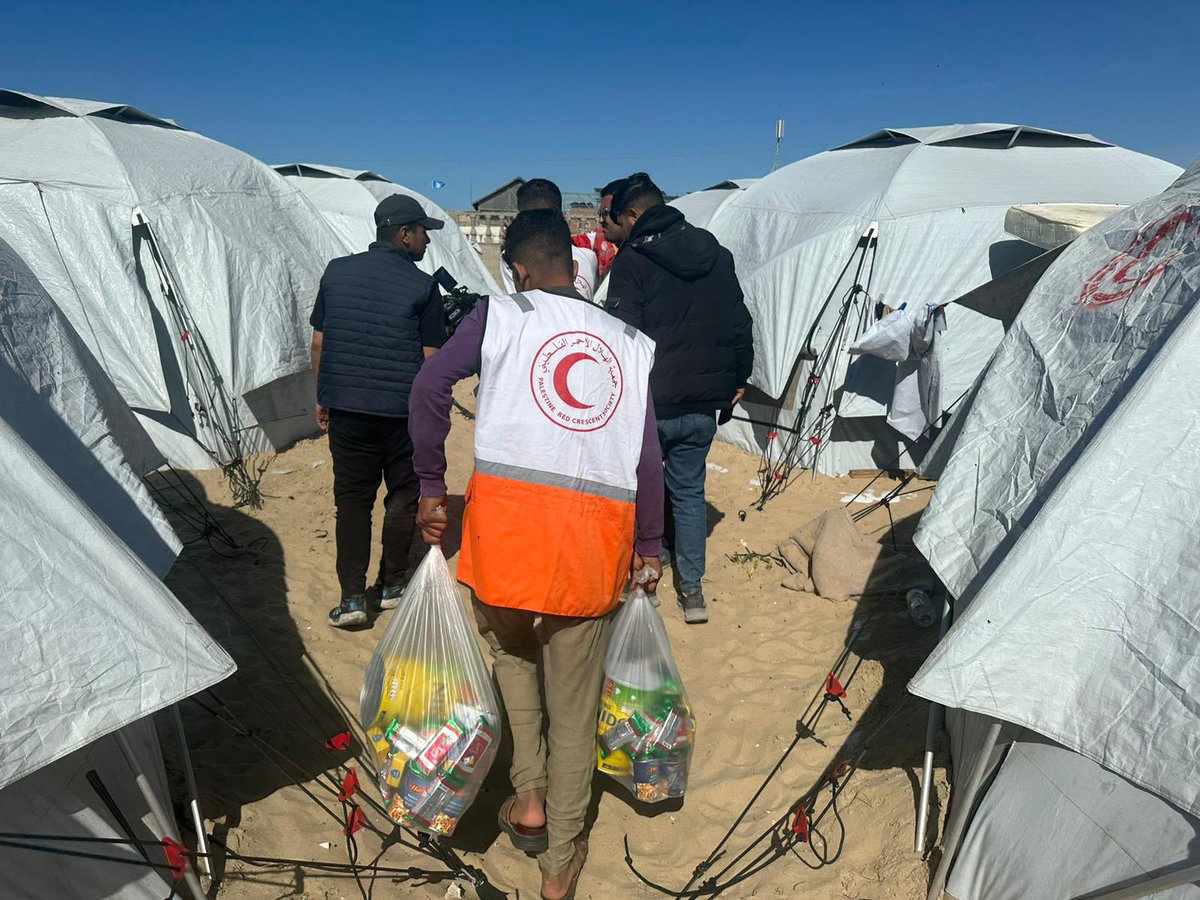 PalestineRCS's tweet photo. The Palestine Red Crescent teams are distributing food aid to displaced families in Khan Yunis, south of the #Gaza Strip. #HumantarianAid https://t.co/3NJJcugNpn