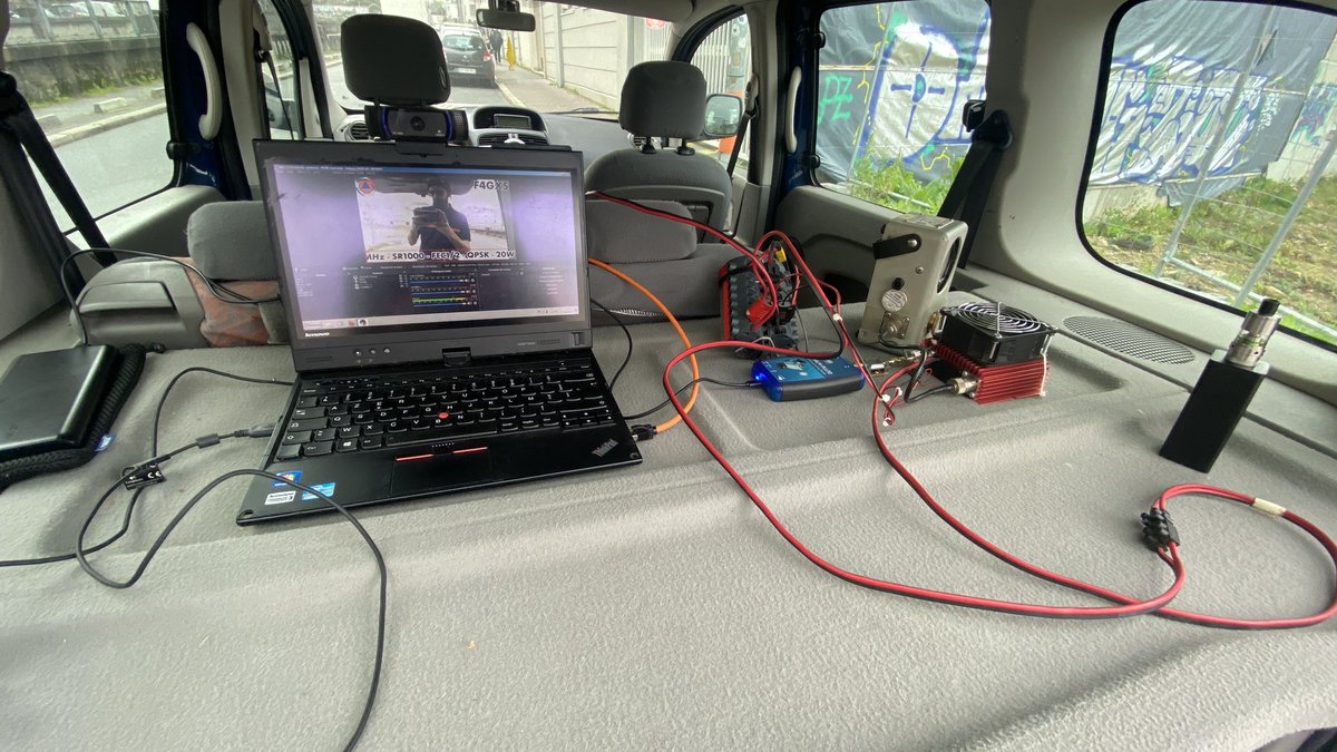 LE_F4GXS's tweet photo. Test grandeur nature dans le centre de Nantes en DATV 437MHz avec l’ADRASEC44.
2 batteries 12v 40Ah en parallèle, ça tiens parfaitement !
#HamRadio #AmateurRadio #RadioAmateur #DATV #Test #70cmBand #Nantes #Adrasec44 #LoireAtlantique https://t.co/sqCqA7v2ix