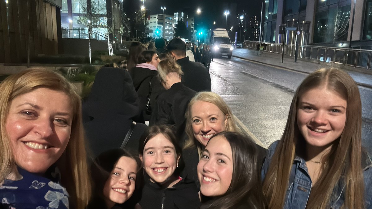 ldale81's tweet photo. @henrymoodieuk Please shout out to your younger fans in the Leeds audience tonight! 
Eva Chloe Emma and Amelia, 13,13,10&amp;10 &amp; both mums! https://t.co/1CcpLGr6jS