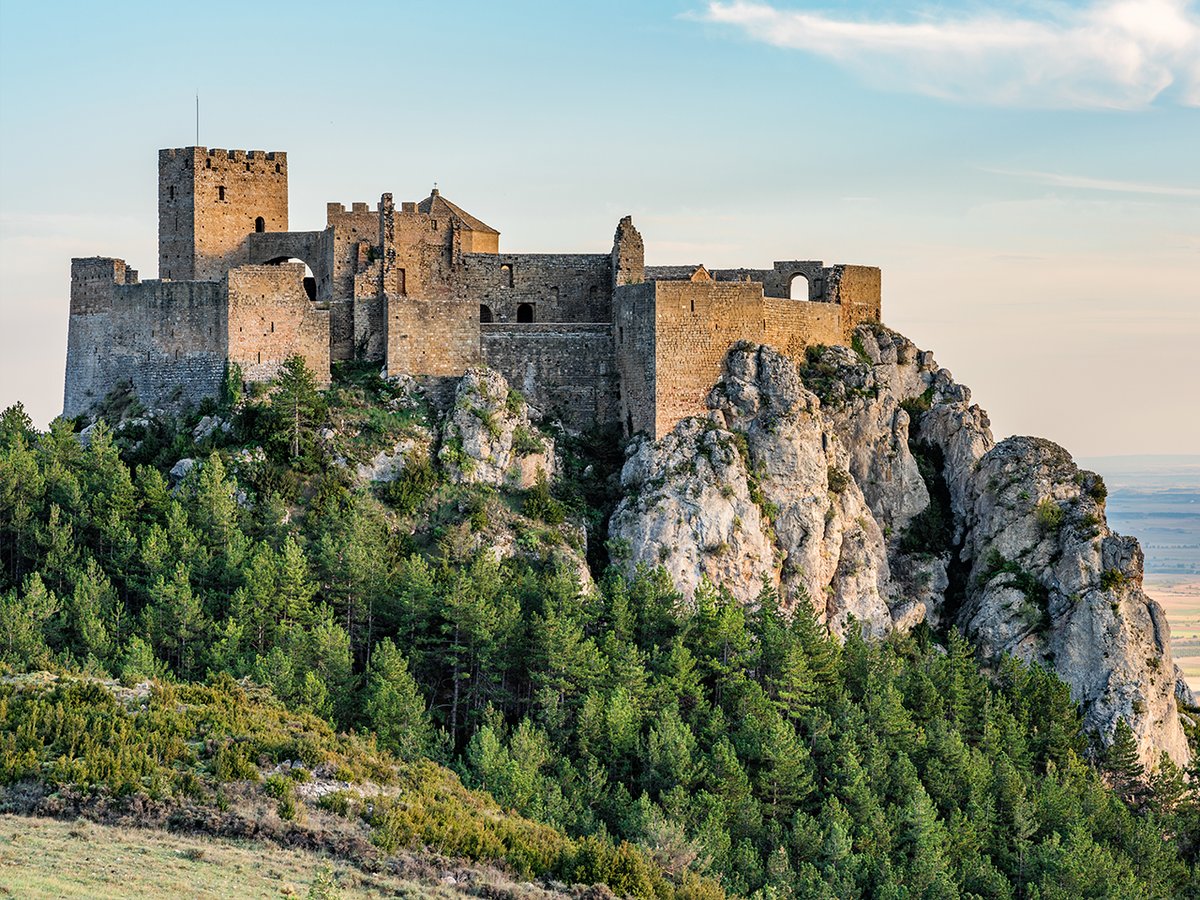 Huesca_LaMagia's tweet photo. ¡Esta #SemanaSanta, siente la magia de #Huesca! 🌸🌷 
Disfruta de la naturaleza en el majestuoso Reino de Los Mallos, déjate sorprender por la historia viva del #CastillodeLoarre, o maravíllate ante la imponente belleza del #SaltodeRoldan. 🏰 https://t.co/0v1mrxB8BS
