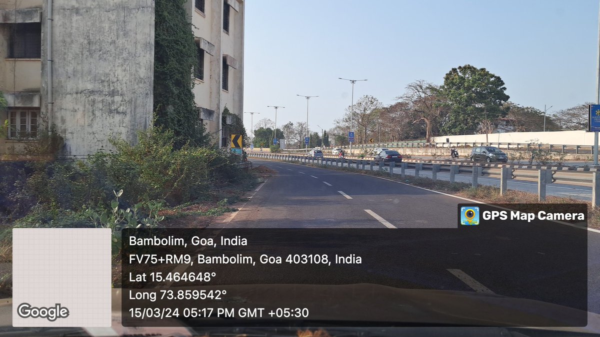 dryogeshpnerkar's tweet photo. @NHAI_Official 
Blind Turn on Service Road  at Bambolim Camp,Goa NH 66

Plus Debris on Road,
Waiting for a Casualty for 15 days now... https://t.co/iirpRglj3G