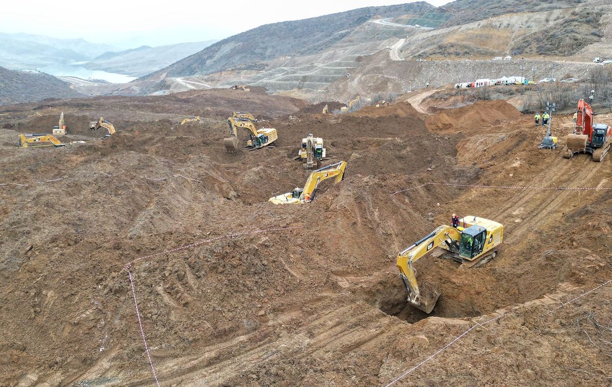 Erzincan İliç'te toprak altında kalan 9 işçi, 33 gündür bulunamadı.