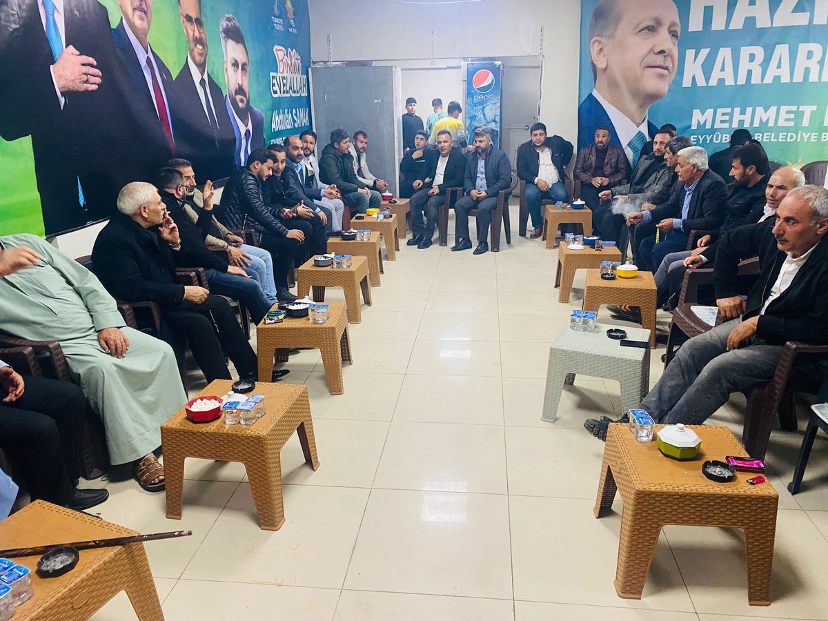 SamakAbdullah's tweet photo. Seçim ofisimizde vatandaşlarımızla beraberiz. @mehmetkusnet @adelioglu63 @mehmetmogal63 @zabeyazgul https://t.co/1YpdcCLlj0