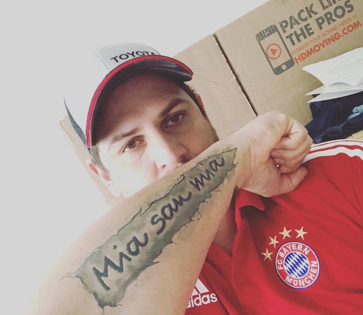 ALPHA_FREIHEIT's tweet photo. @RichardMendezTV saludos mi Richard viendo la liga española por la dupla de comentaristas venezolanos !!!! Con Carolina desde Louisville Kentucky saludos !!!!! Me pueden dar 2 finalista de champions para ustedes me gustaría bayern Barcelona , mía san mia https://t.co/aLvWdhv4tM