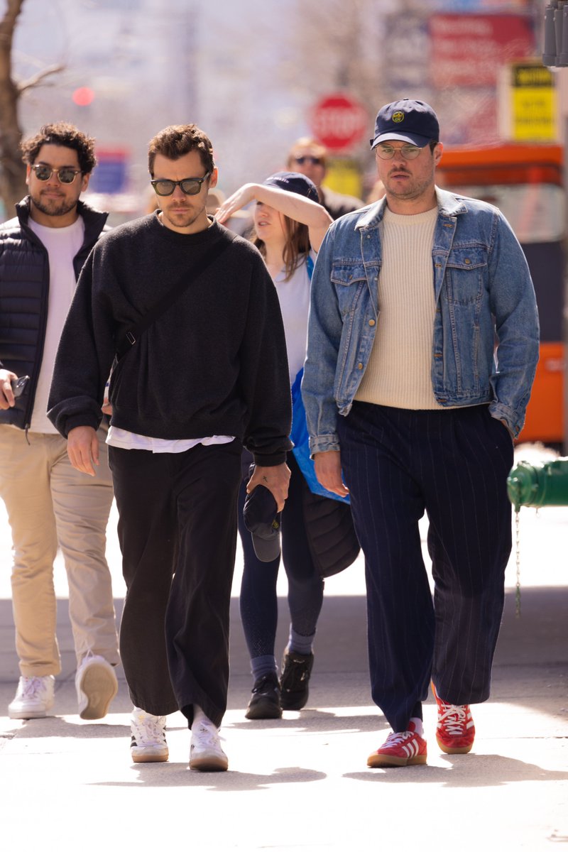 hsdcandids's tweet image. Harry out and about with a friend today - March 16