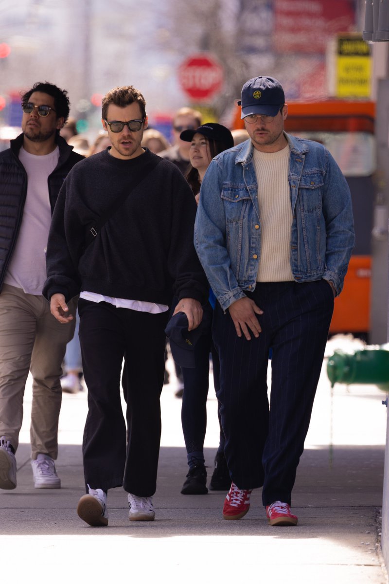 hsdcandids's tweet image. Harry out and about with a friend today - March 16
