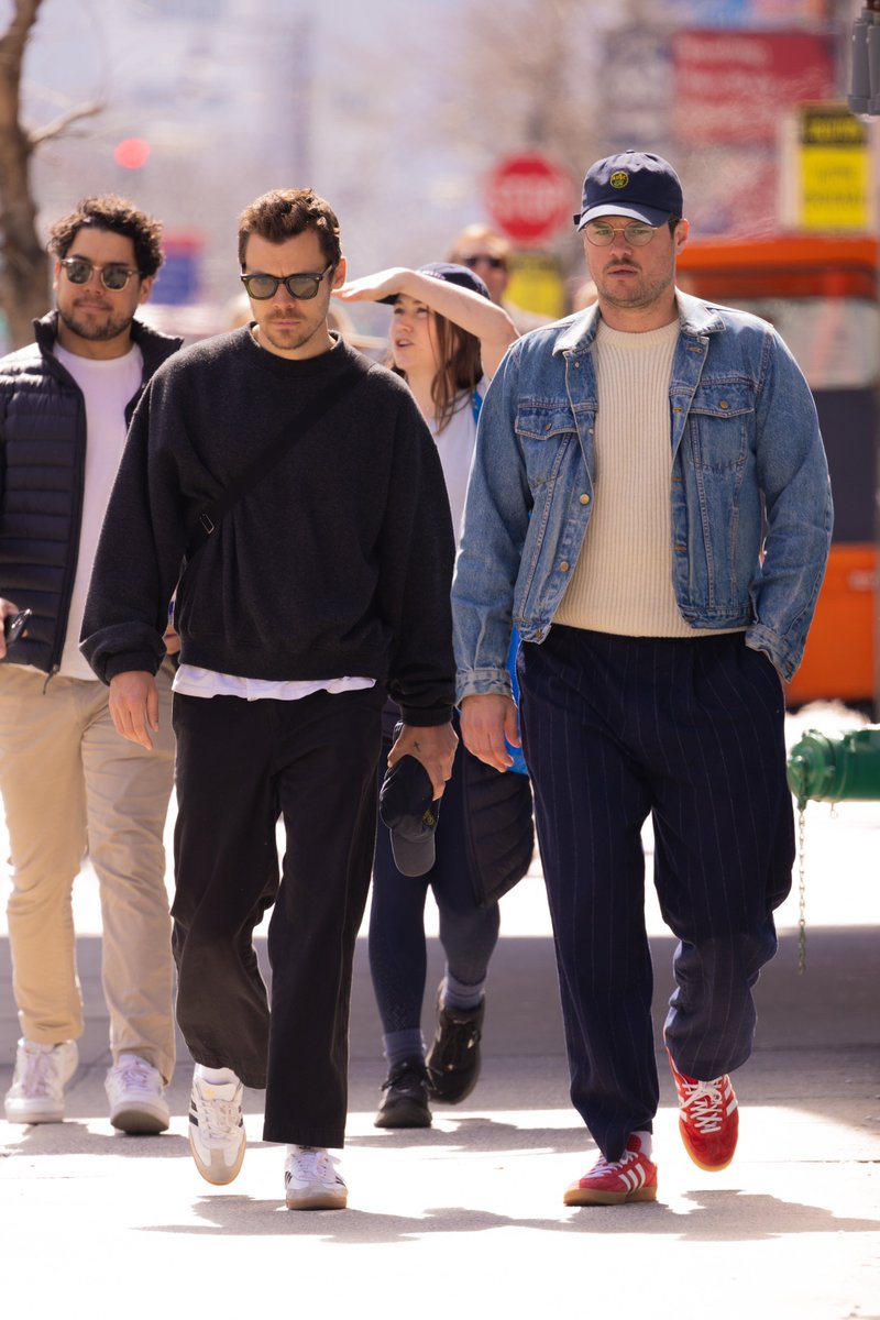 hsdcandids's tweet image. Harry out and about with a friend today - March 16