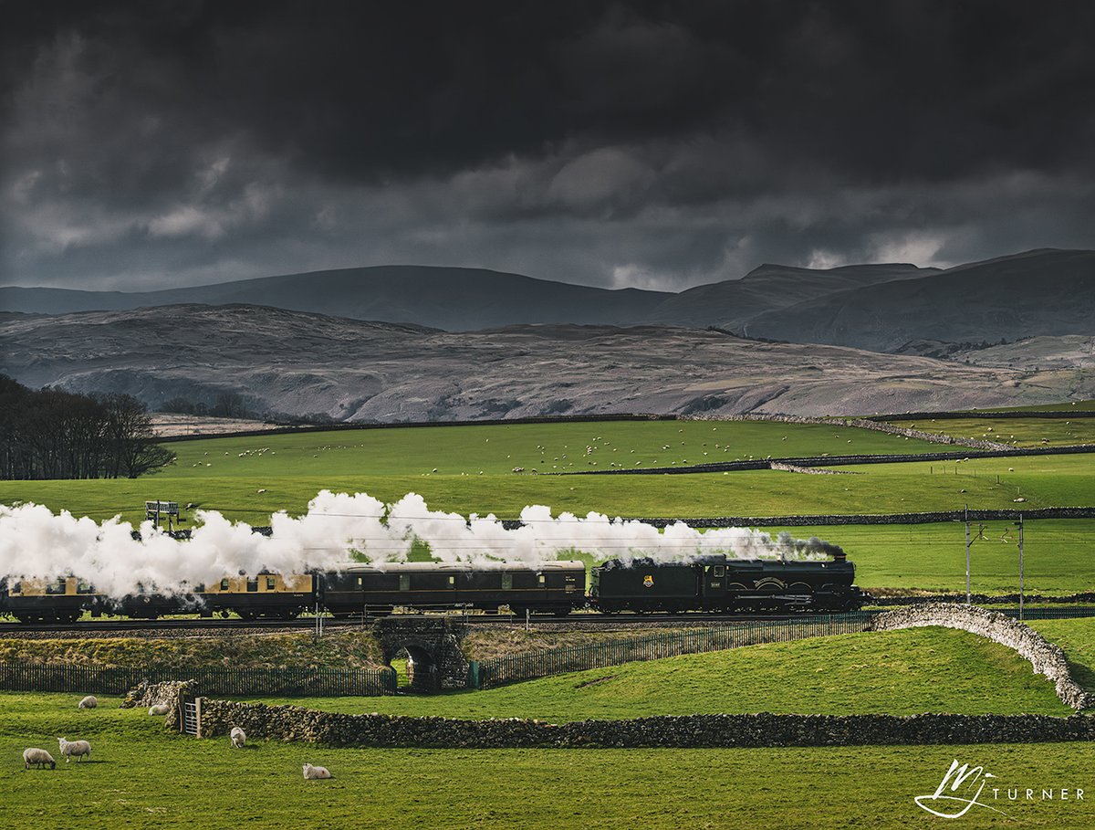 The @Vintage_Trains Shap Mountaineer seen today powering along the West Coast Main Line just north of Shap, en route to Carlisle, hauled by locomotive 5043 'Earl of Mount Edgcumbe'.

#Cumbria #WestCoastMainLine #Railway #LakeDistrict #SteamTrain