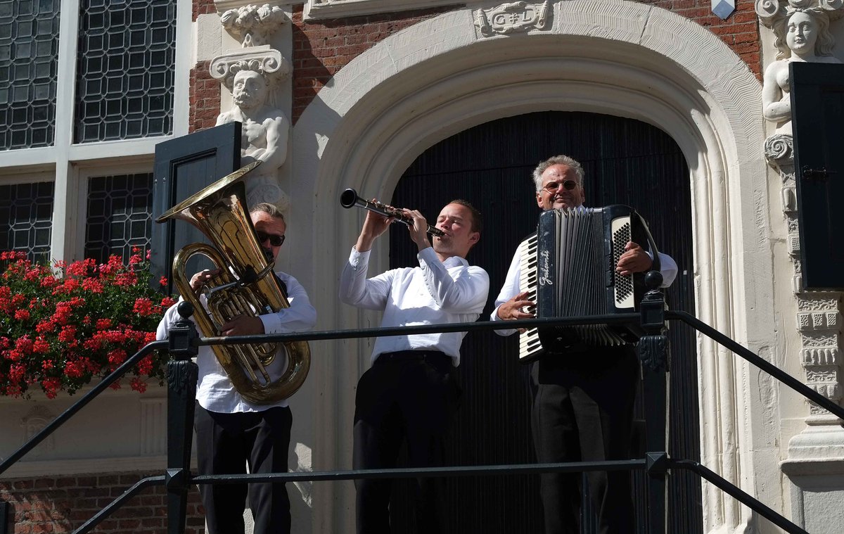 Toen het zonnetje afgelopen zaterdag doorbrak, nodigde dat uit om vooruit te blikken. De live-muziek zaterdagmiddagen in de binnenstad Franeker, wanneer staan die op stapel? De aftrap van deze reeks zal zijn tijdens de landelijke Recordstoreday op zaterdag 20 april 2024.