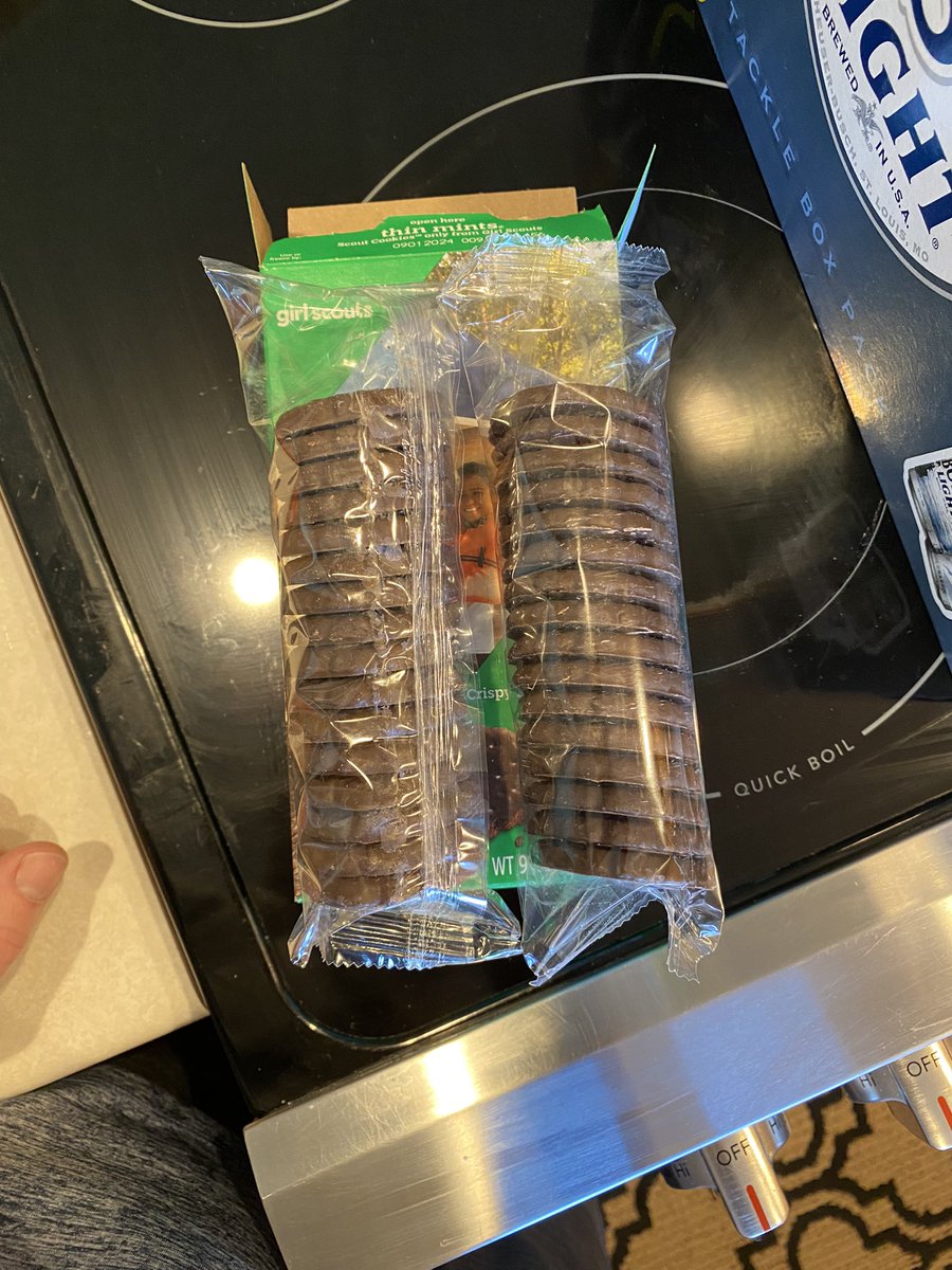 ConnorHotovy's tweet photo. Shrinkflation. Why such the big box if you’re not going to fill it up? Could have fit another 10-12 cookies in there. https://t.co/QWBEDNmU7L