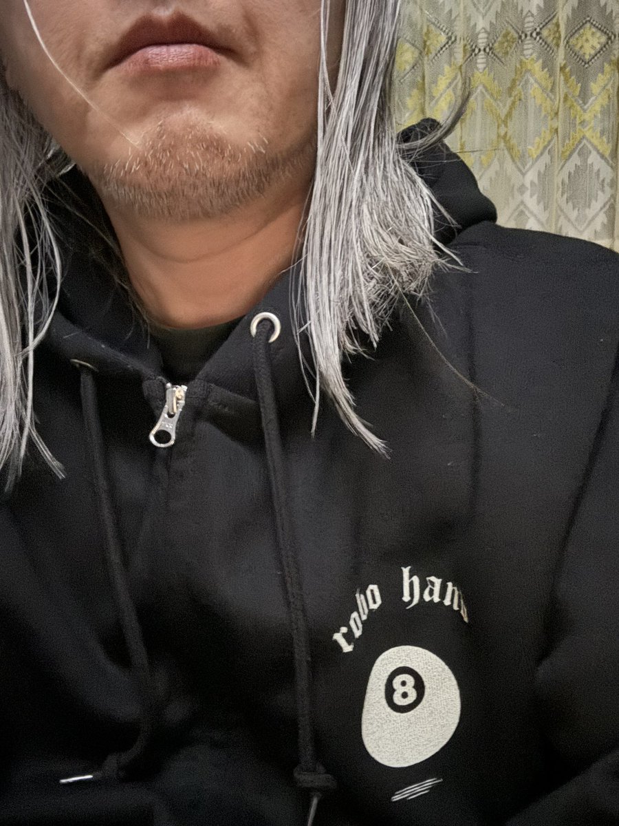 odayang's tweet photo. エヰトベア×odayang ZIPフーディ、無事届きました。タクヤには迷惑かけてしまった。快く引き受けてくれて新作Tシャツまで付けてくれる。すばらしい

#友達　#odayang #エヰトベア　#フーディ　#新作Tシャツ　#コラボステッカー　#ミュージック https://t.co/7Wvj6BR0Vp