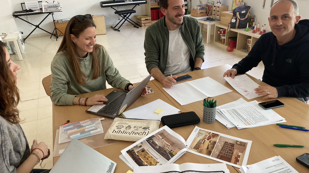 Mestres i famílies junts creant un espai inspirador: la biblioteca i el Faiglab prenen forma. Una oportunitat emocionant per enriquir l'aprenentatge dels nostres infants! #bibliotech #Col·laboració #Innovació #diaenfamilia @cesirecat @FundacioBofill