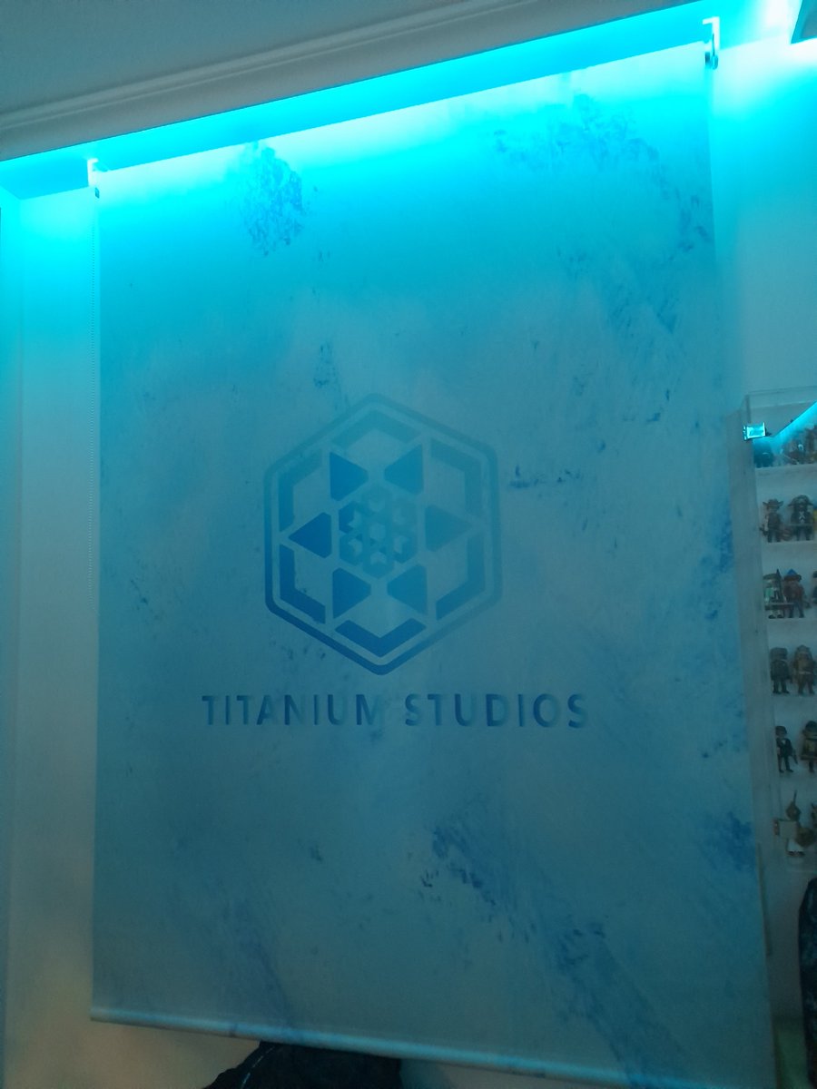 Me acaba de llegar una cortina con el logo de mi empresa de Titanium Studios
¿Qué os parece?