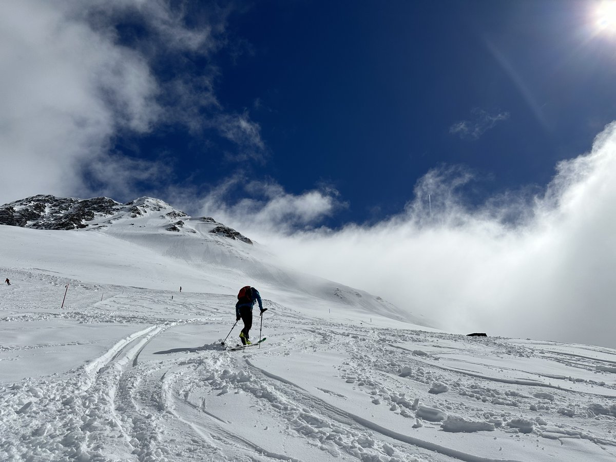 A bit of ski touring to compensate for last week’s cross country messy run … blick.ch/fr/news/suisse…