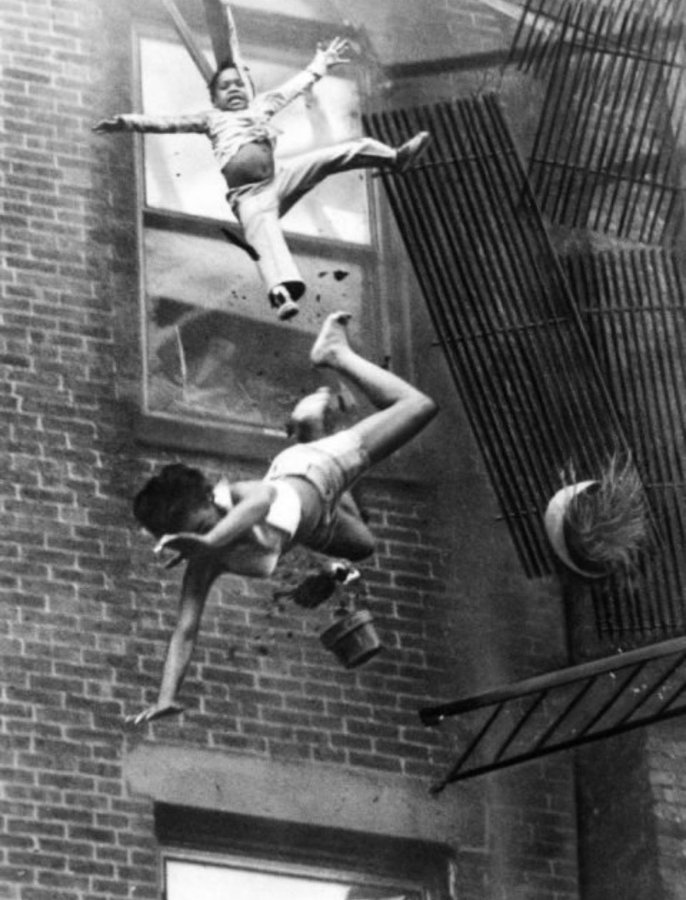 This photo, taken by Stanley Forman in 1975, shows 2-year-old Tiare Jones and 19-year-old Diana Bryant falling from a 5th-floor fire escape after it collapsed during a fire. Diana died, but Tiare survived as Diana’s body cushioned her fall. The photo later won a Pulitzer…