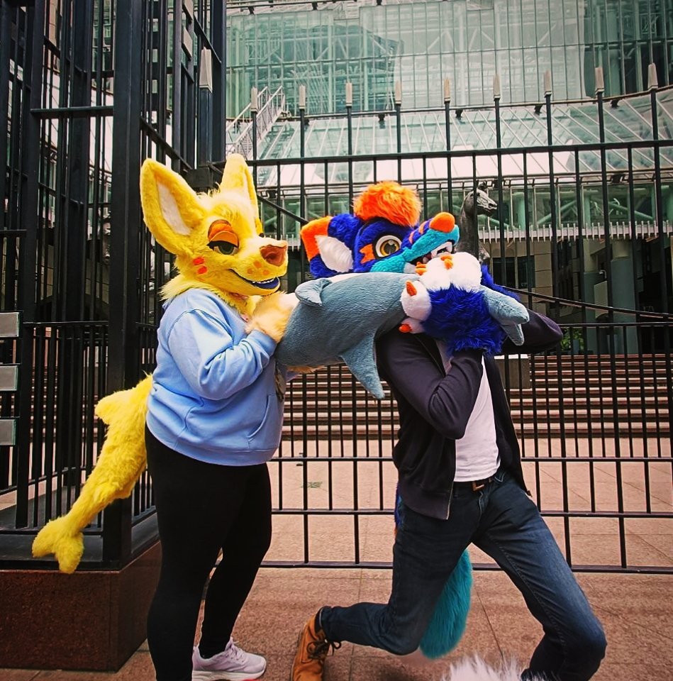 Had such a blast at LFM today with <a href="/Dexter_DTM/">DenTheMan_Dexter</a> 💛 If you got a pic of us we'd love to see!!

📷: <a href="/LunaSpaceSnep/">Luna🌌/ Malia 🐕‍🦺</a>

#londonfurs